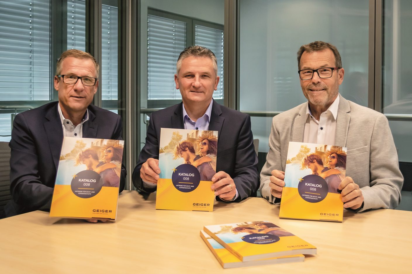 GEIGER präsentiert den neuen Katalog für Sonnenschutz-Antriebe. Von links nach rechts: Marinus van Dam, Segmentleiter elektrische Antriebe mit Geschäftsführer Roland Kraus und Rudi Claus, Segmentleiter mechanische Antriebe. Bildquelle: GEIGER