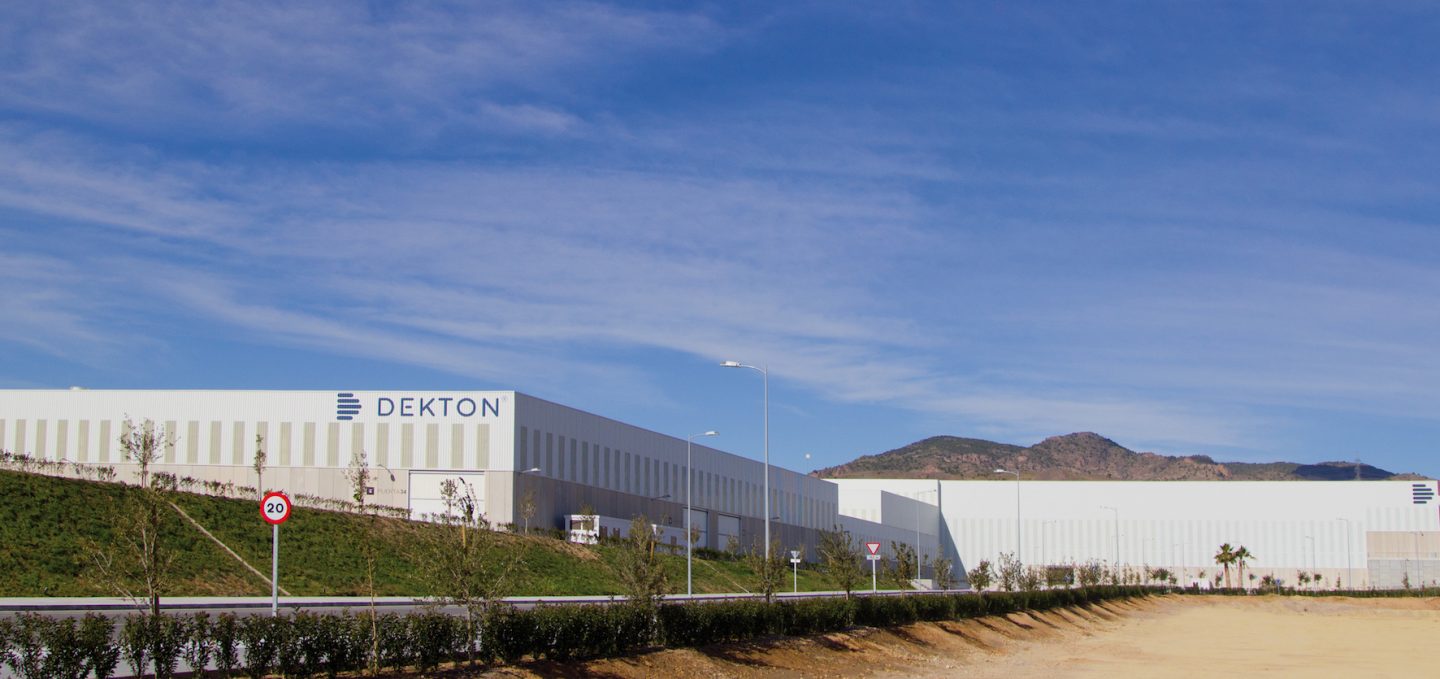 In Cantoria, Almería, Spanien, wird Dekton® gefertigt – zu 100% klimaneutral über den gesamten Produktlebenszyklus.