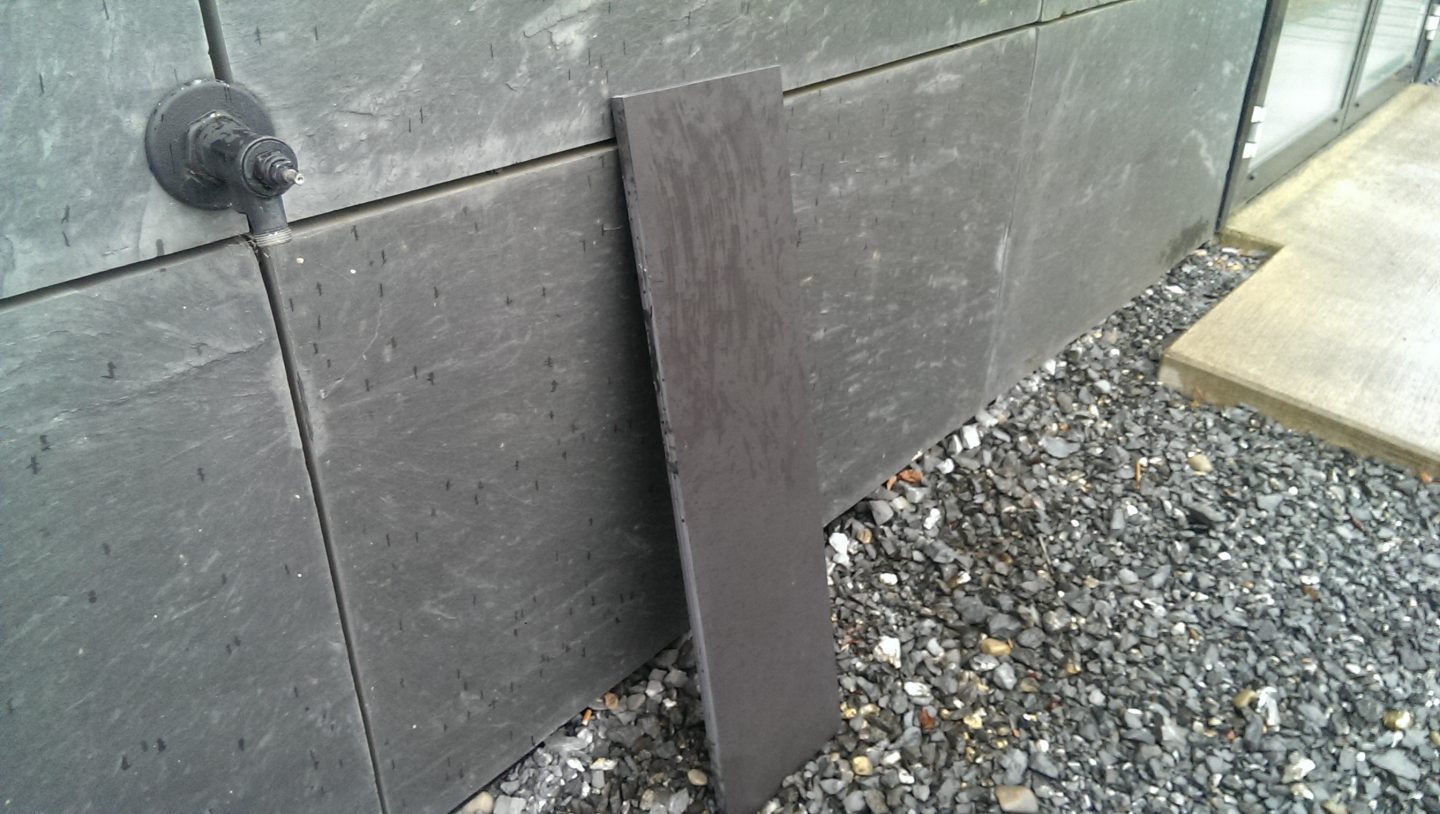 Optisch ist Dekton® Sirius kaum von der Schieferplatte zu unterscheiden. Doch die ultrakompakte Oberfläche ist nur halb so stark und mehr als 50 Prozent leichter. Quelle: PSP Swiss Property AG