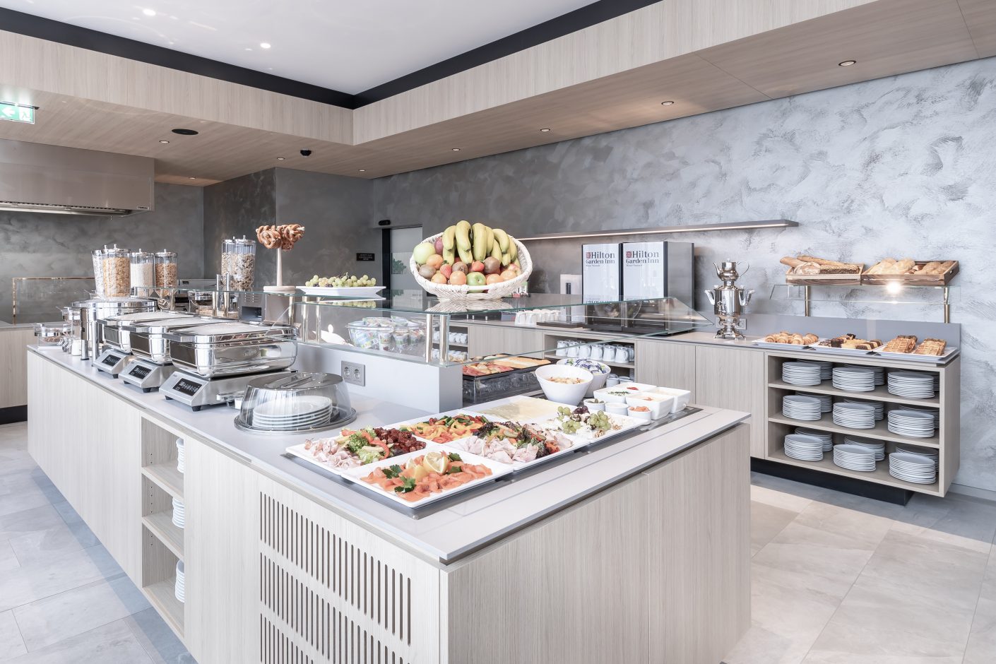 Die Buffet-Insel ist 4,2 m lang und 1,5 m tief. Für die Kühlplatte und den Tellerlift wurden Aussparungen in die Silestone®-Platte eingefräst. Quelle: Kesco-Hotel GmbH
