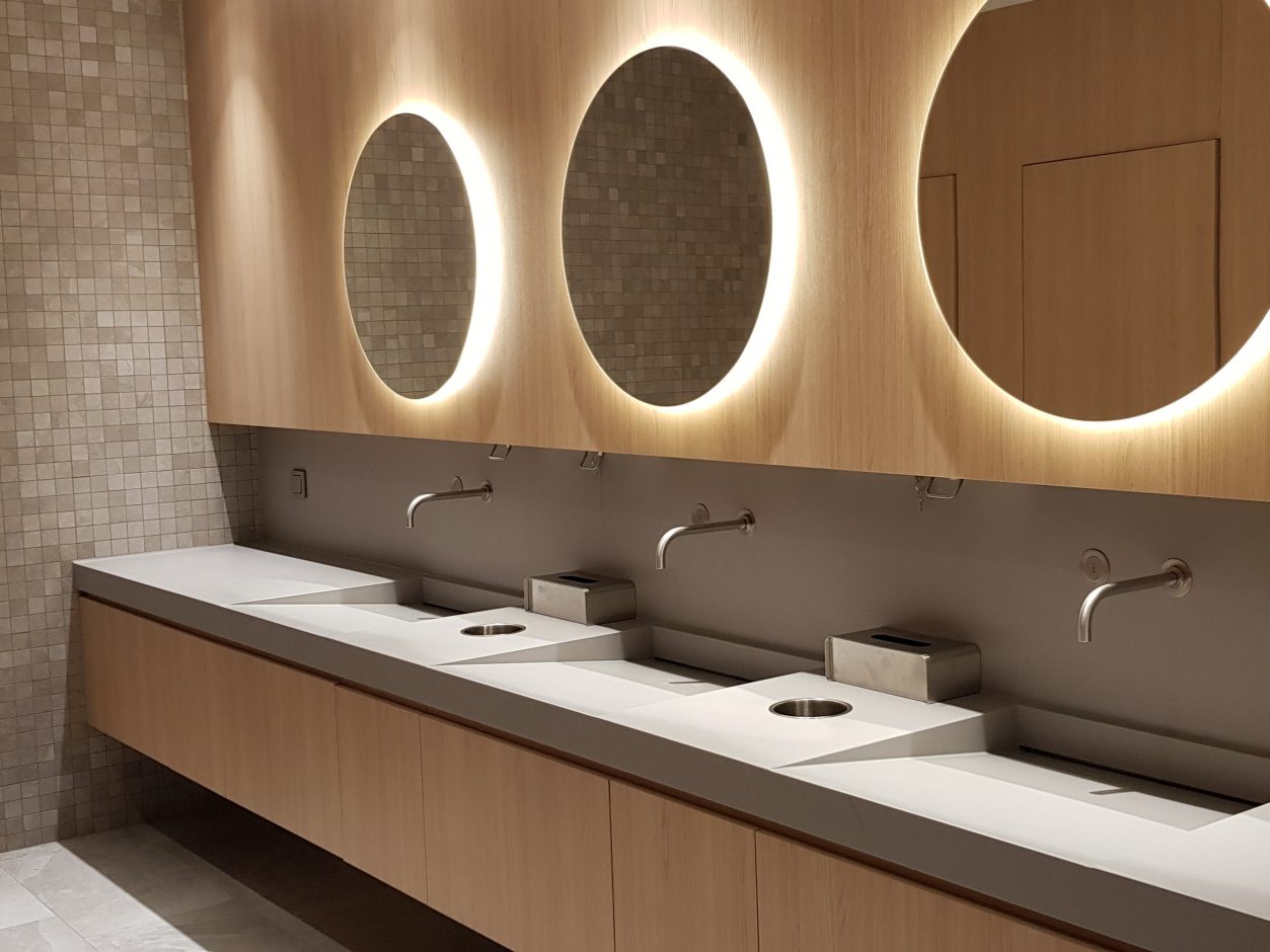 Die Waschtische und Rückwände im öffentlichen Bereich des Hotels bestehen komplett aus Silestone®. Nahezu unsichtbar wurden die auf Gehrung geschnittenen Elemente verklebt, so dass die Wachtisch-Oberfläche wie aus einem Guss wirkt und leicht zu reinigen ist. Quelle: Kamper