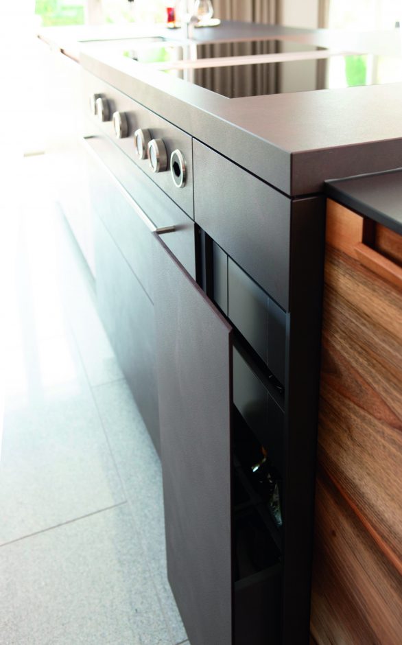 Dekton® ist so stabil, dass selbst der Auszugschrank eine 8 mm schlanke Front erhielt Fotograf: Klaus Andorfer für Fraefel AG I FINEHARD