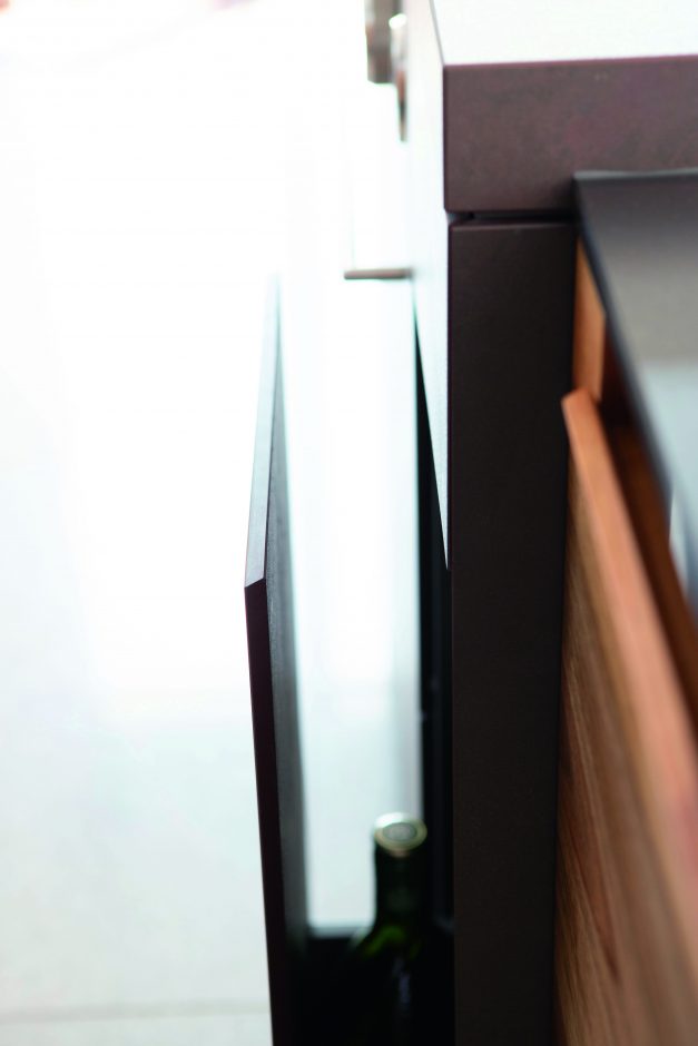 Die geraden und abgeschrägten Kanten wurden leicht, aber präzise angefasst. Klaus Andorfer für Fraefel AG I FINEHARD