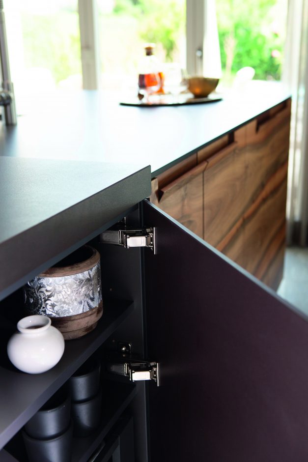 FINEHARD fand einen Weg, die Fronten aus Dekton® Keranium direkt mit den Scharnieren des Korpus zu verbinden. Klaus Andorfer für Fraefel AG I FINEHARD