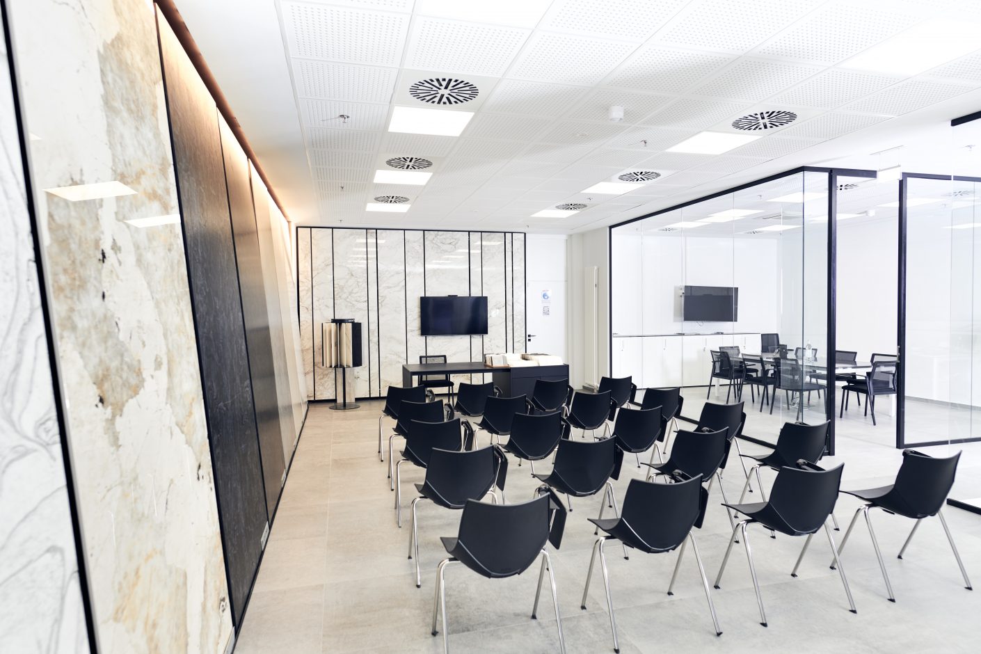 Der Showroom im Cosentino Center Berlin bietet Raum für Kundengespräche und Veranstaltungen, etwa mit Architekten und Designern sowie der Möbel- und Küchenbranche. Quelle: Cosentino