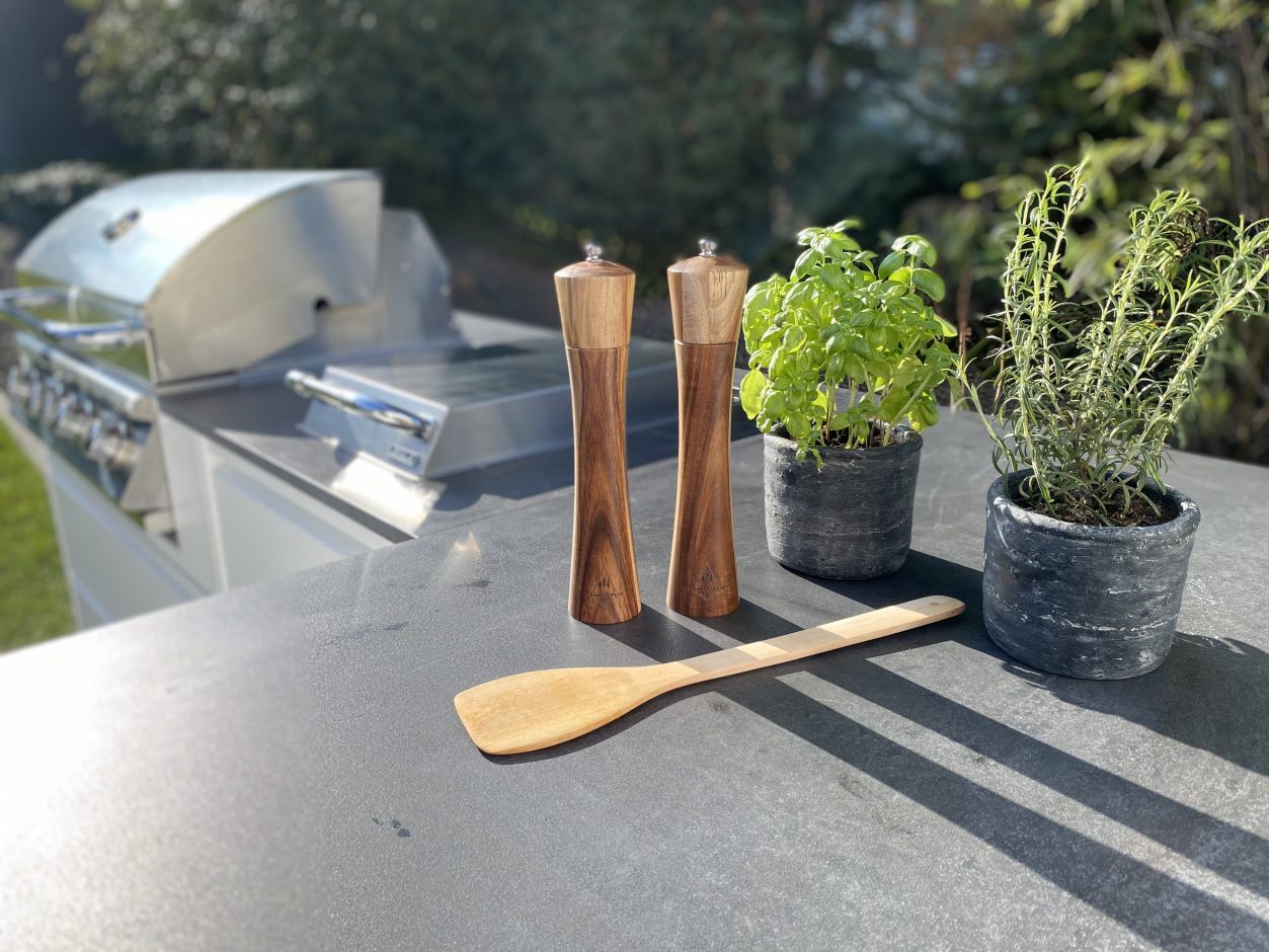 Die Arbeitsfläche aus Dekton® hat kein Problem mit scharfen Steakmessern oder heißen Grillrosten und trotzt jeder Witterung. Foto: Belmento
