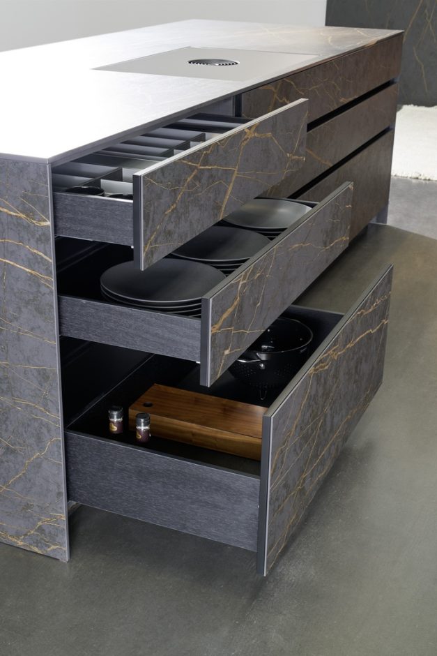 Küche mit Fronten aus 4 mm dünnem Dekton® Slim: Das Programm „ceram“ von rational. Foto: rational