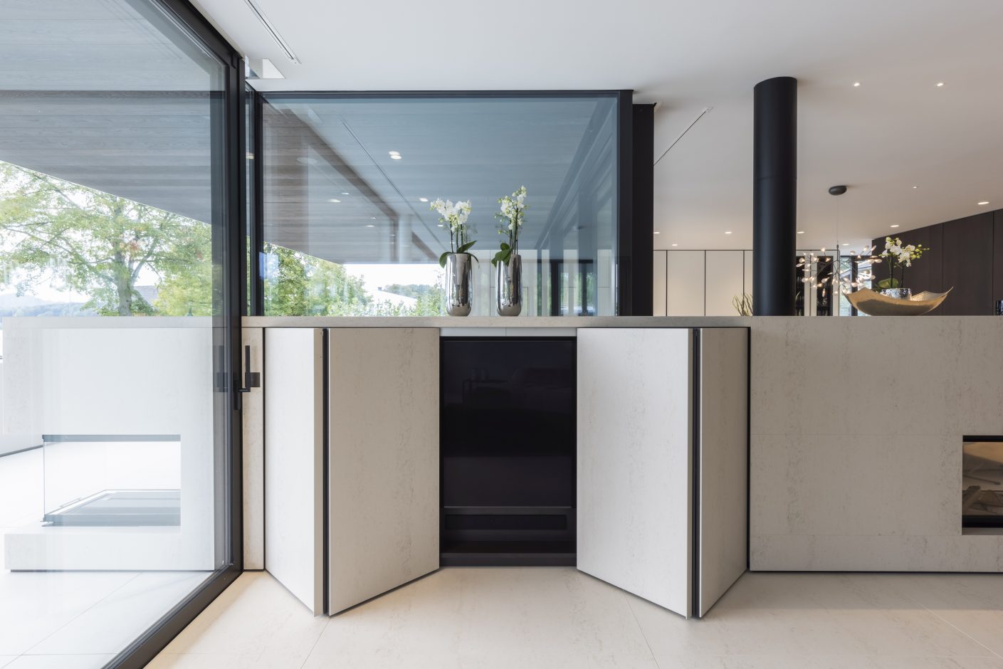 Hinter der 0,8 cm dünnen Verkleidung befindet sich ein großer Fernseher. © Urheber Schmid Baugruppe Holding GmbH, 2021