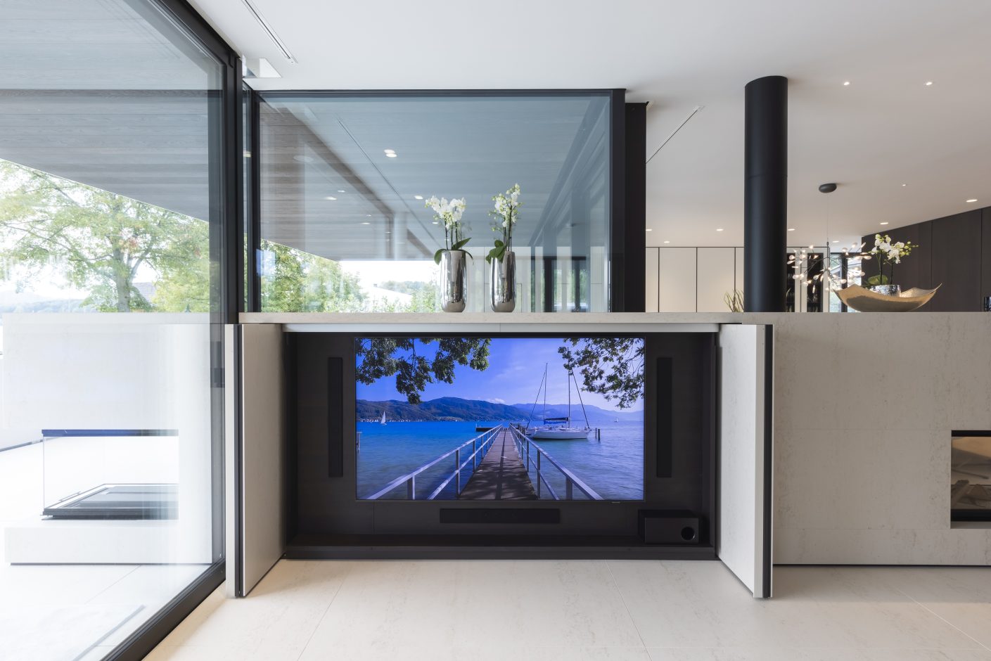 Hinter der 0,8 cm dünnen Verkleidung befindet sich ein großer Fernseher. © Urheber Schmid Baugruppe Holding GmbH, 2021