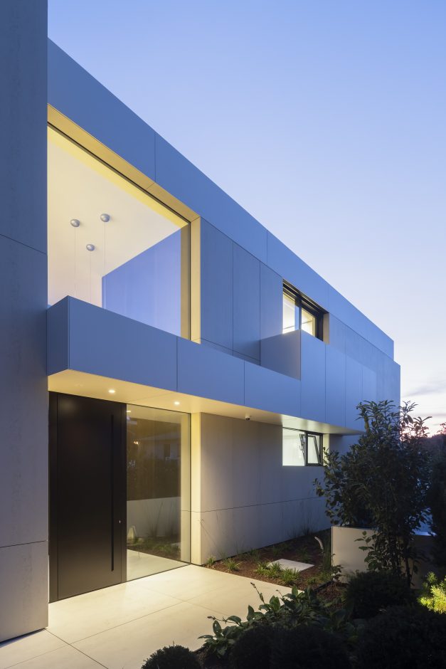 Indirekte Beleuchtung lässt die Konturen des Hauses erstrahlen. © Urheber Schmid Baugruppe Holding GmbH, 2021