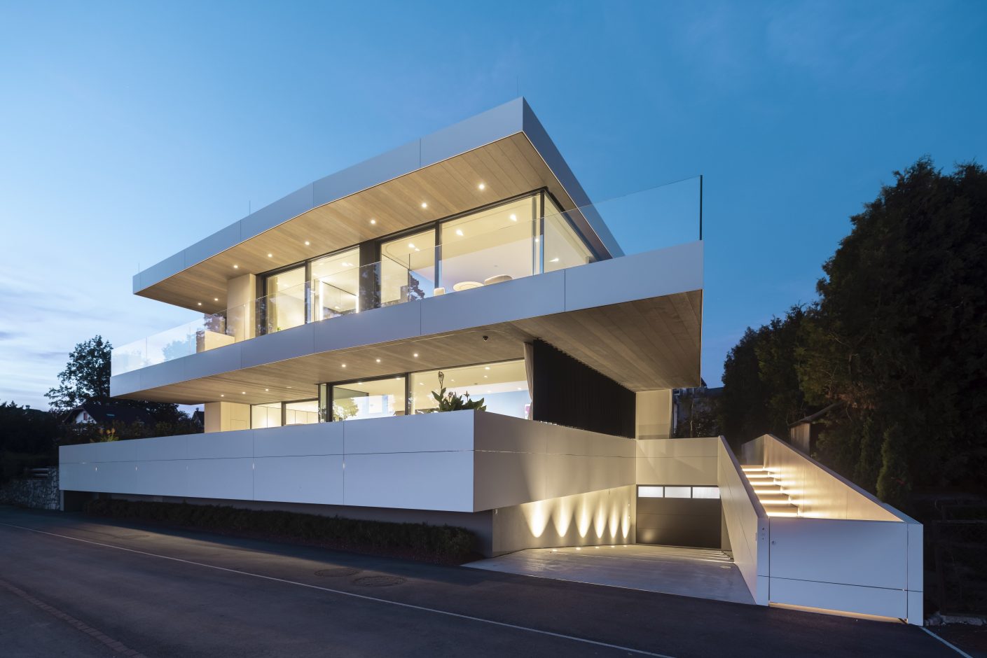 Lichtakzente setzen das Gebäude in der Dämmerung einladend in Szene. © Urheber Schmid Baugruppe Holding GmbH, 2021