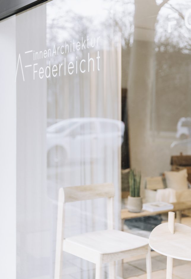 Hinter dem hellen Showroom mit nordischen Designmöbeln lädt das Mars-Café in erdigen Rot-Tönen zum Verweilen ein. Pictured by Betty Hofmann for Cosentino