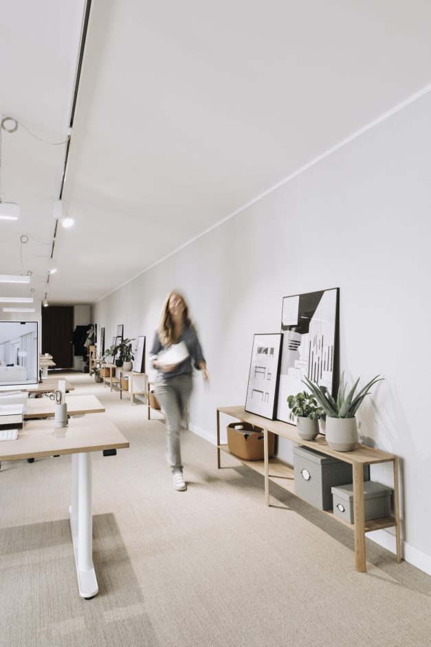 Workspace: Helle Naturfarben und Pflanzen als klassische Elemente des Biophilic Designs schaffen einen freundlichen Ort der Konzentration. Der Meeting-Room in luftigem Blaugrau hilft, frei zu denken und zu kommunizieren. Pictured by Betty Hofmann for Cosentino