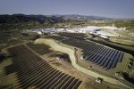 Auf Cosentinos Firmengelände in der Sierra Südspaniens entsteht die größte selbstgenutzte Photovoltaikanlage des Landes. Die 37.000 Solarmodule haben eine Energieerzeugungskapazität von etwa 34 GWH/Jahr. Foto: Cosentino
