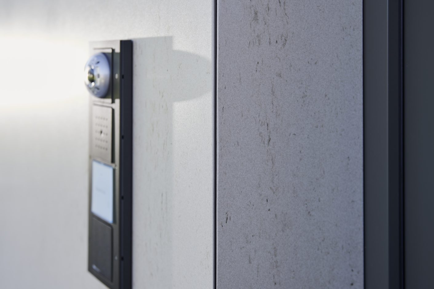 Abb. 7: An den Gebäudeecken wurden die Kanten der Dekton®-Platten auf Gehrung geschnitten. Bildquelle: mediashots für Cosentino