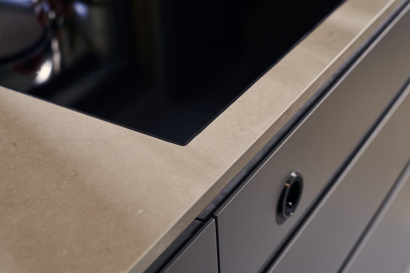 Abb. 13: Die Küche ist mit einer 2 cm starken Arbeitsplatte aus Silestone® Coral Clay von Cosentino mit matter Suede-Textur ausgestattet. Die Kanten sind leicht angefast. Kochfeld und Spülbecken wurden flächenbündig eingesetzt. Bildquelle: mediashots für Cosentino