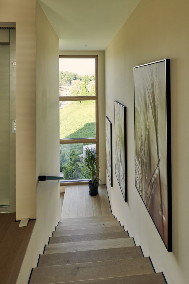 Abb. 17: Über eine Eichentreppe geht es ins Obergeschoss mit den Schlafräumen und dem lichtdurchfluteten Bad. Bildquelle: mediashots für Cosentino