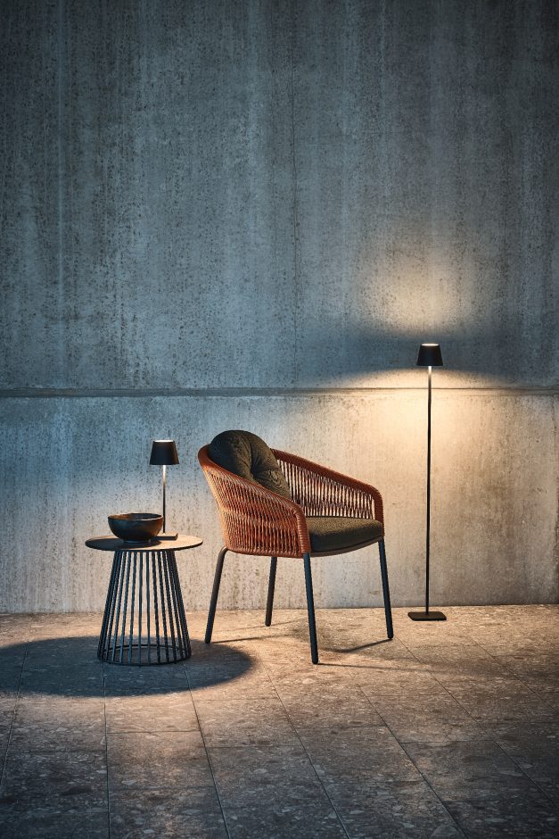 Abb. 1, 2, 3: Grid ist als Esstisch (Durchmesser D 100/150 cm, Höhe H 75 cm), Lounge-Modell (D 90/110 cm, H 30 cm) sowie als Beistelltisch (D 45/70/90 cm, H 45/65 cm) erhältlich. Fotos: solpuri