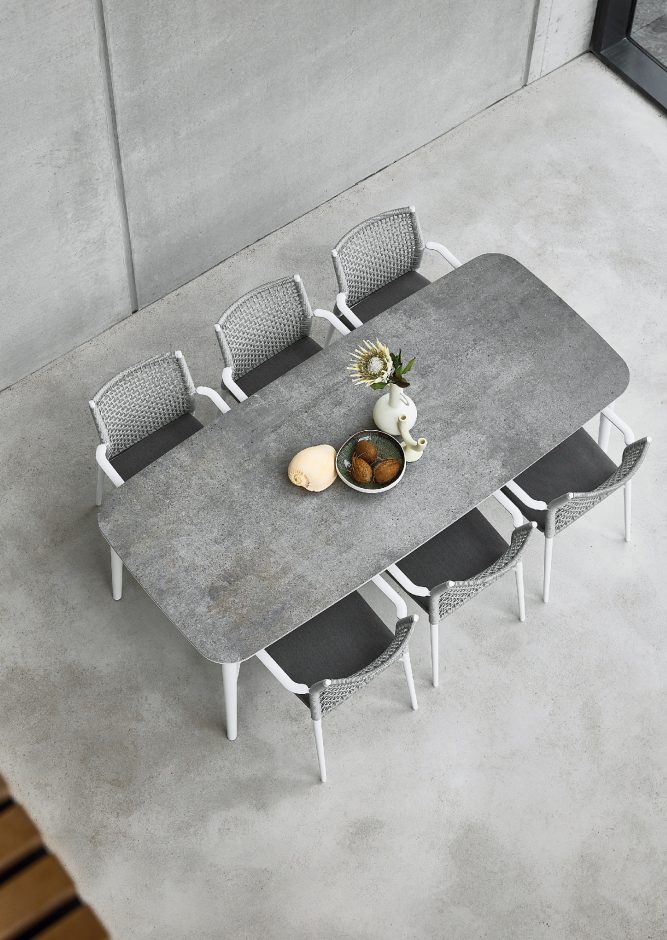 Abb. 6, 7: Charlie und Lodge haben eine leichte Bug-Form, an die sich die Tischplatte aus Dekton® mit abgerundeten Kanten perfekt anpassen lässt. Fotos: solpuri