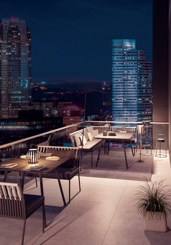 Abb. 8, 9: Urban ist mit seinem schlanken Design ideal für den Balkon geeignet. Soft dagegen kann sich durchaus breitmachen: Der Tisch mit seinen abgerundeten Innenkanten ist bis 260 cm ausziehbar. Die Platte aus Dekton® erhält auch ausgezogen eine durchgehende Maserung. Fotos: solpuri