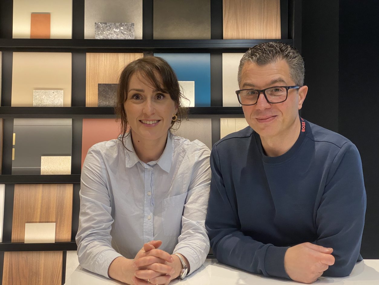 Alina und Rossano von YUGA Interiors in ihrem Showroom in Berlin. Foto: Giulia Maretti Studio für YUGA Interiors
