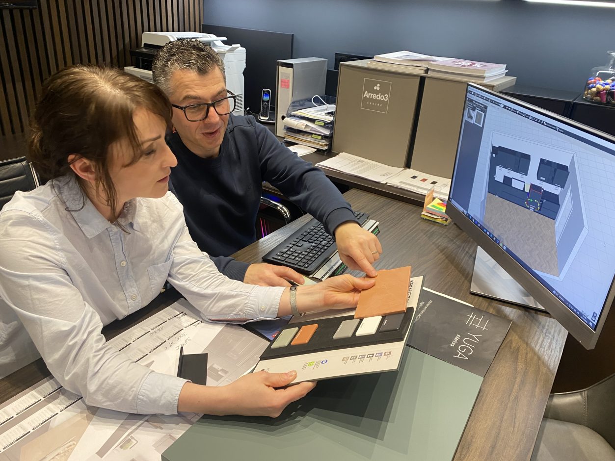 Alina und Rossano von YUGA Interiors in ihrem Showroom in Berlin. Foto: Giulia Maretti Studio für YUGA Interiors