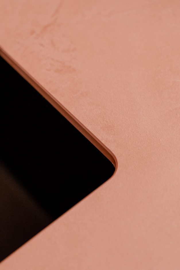 Elemente wie die schwarze Armatur und Unterbau-Spüle von Elleci setzen Akzente. Dekton® Umber ist durchgefärbt, was an den präzise angefasten Kanten gut sichtbar wird. Jede Platte wird kundenspezifisch zugeschnitten, bearbeitet und just-in-time von Cosentino angeliefert. Giulia Maretti Studio für YUGA Interiors