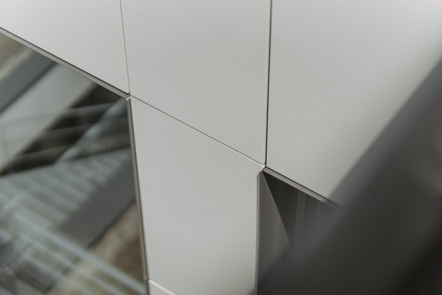 Die Dekton-Platten wurden mit höchster Präzision zugeschnitten und von außen unsichtbar mit Hinterschnittankern von Keil an der Unterkonstruktion befestigt. Foto: Markus Edgar Ruf für Cosentino