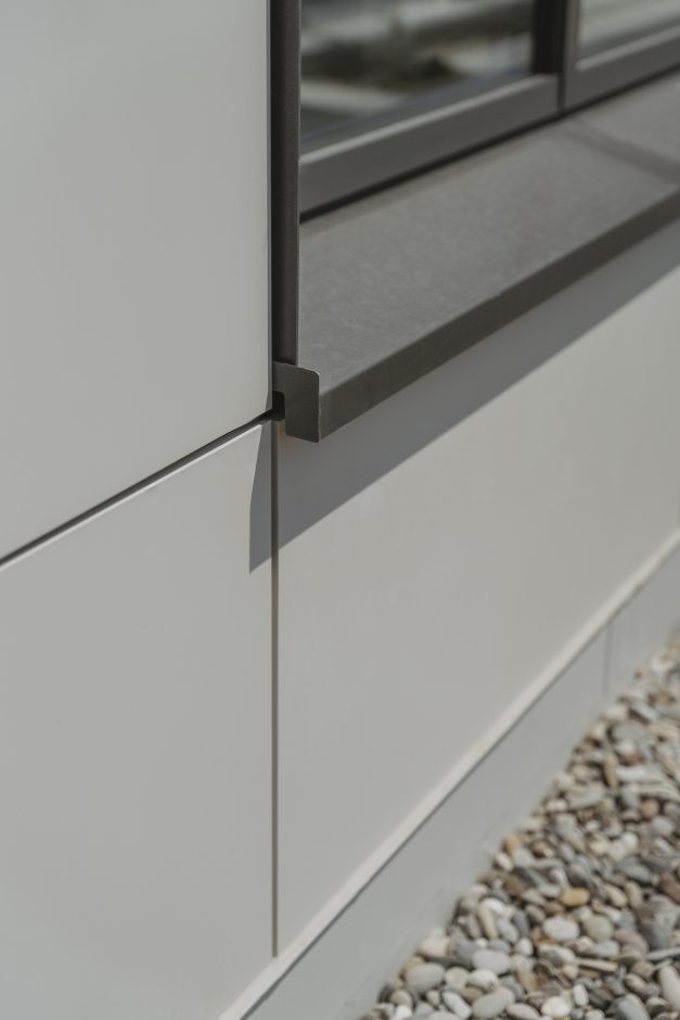 Dekton-Platten ermöglichen eine fugenarme Fassadengestaltung. Die präzise Linienführung schließt bis an die Fensteröffnungen und die Kanten des Gebäudes an. Foto: Markus Edgar Ruf für Cosentino