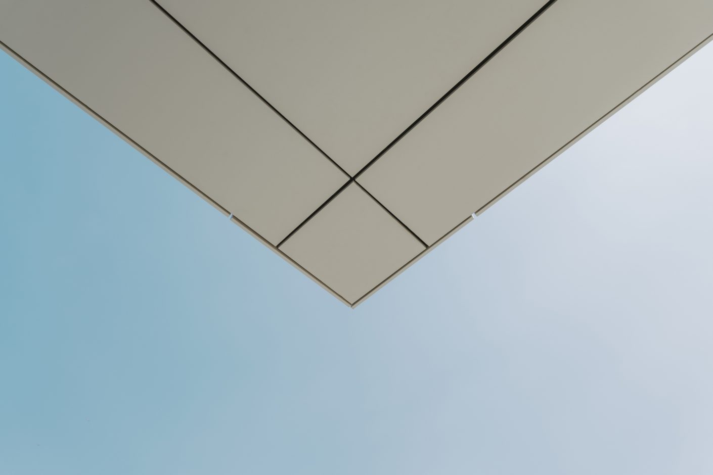 Die von außen unsichtbare Befestigung der Dekton-Platten mit Hinterschnittankern bewährt sich auch an der Untersicht im Erdgeschoss. Foto: Markus Edgar Ruf für Cosentino