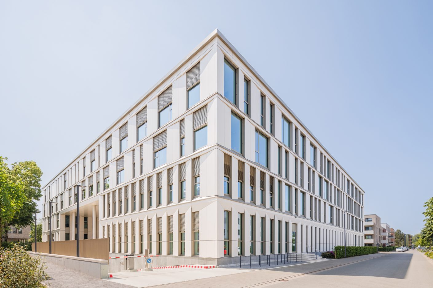 Die vorgehängte hinterlüftete Fassade ist mit Dekton Aeris und Kreta (im Sockelgeschoss) von Cosentino verkleidet. Foto: Kai Ostermann für Cosentino. www.craftbild.de