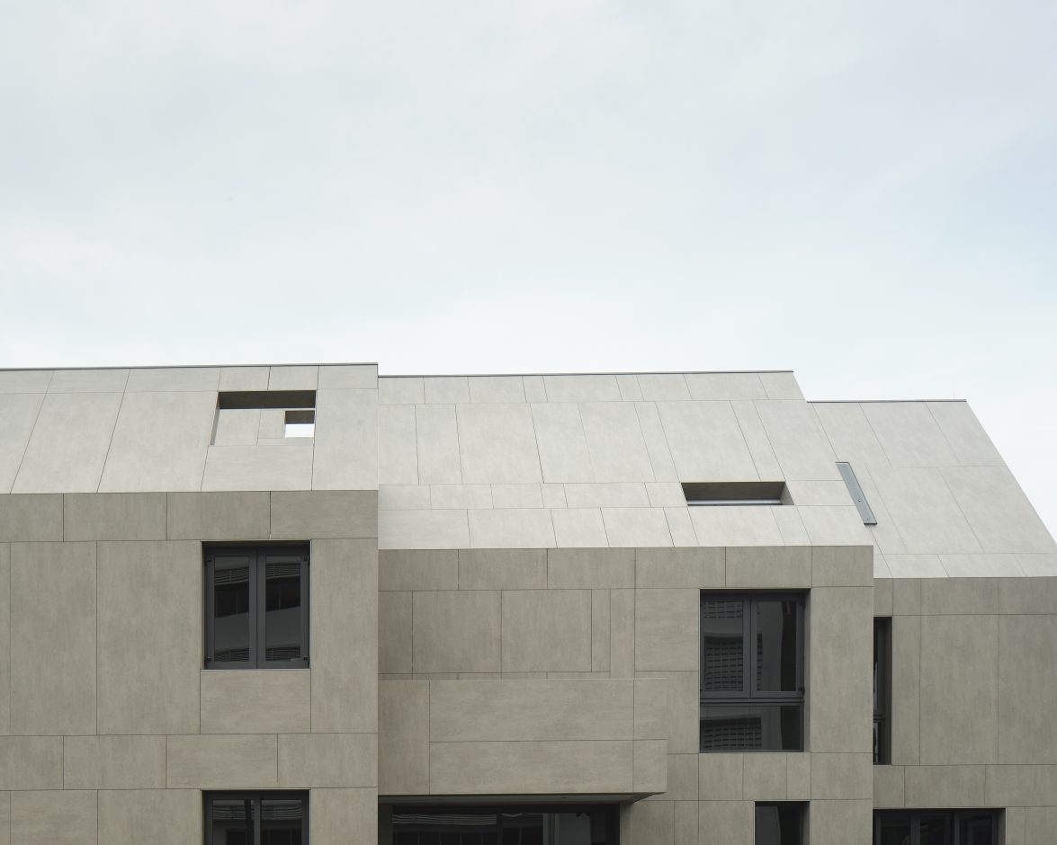 Die Gebäudeteile sind ineinander verschachtelt und passen sich so perfekt dem dreieckigen Grundstück zwischen zwei Straßen an.