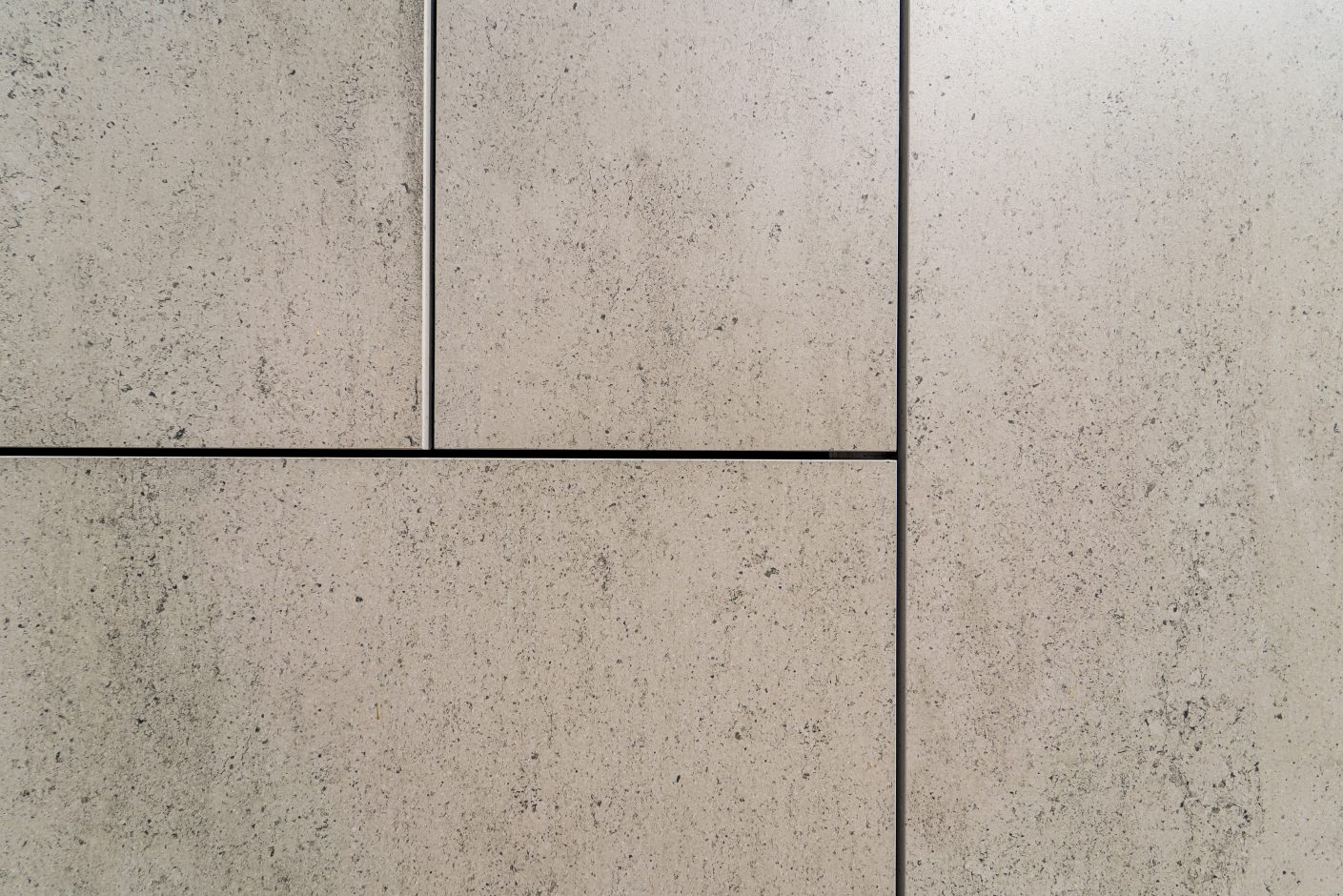 Präzise zugeschnittene, großformatige Platten aus Dekton Keon von Cosentino schützen die hinterlüftete Fassade und das Dach vor Sonne und Regen.