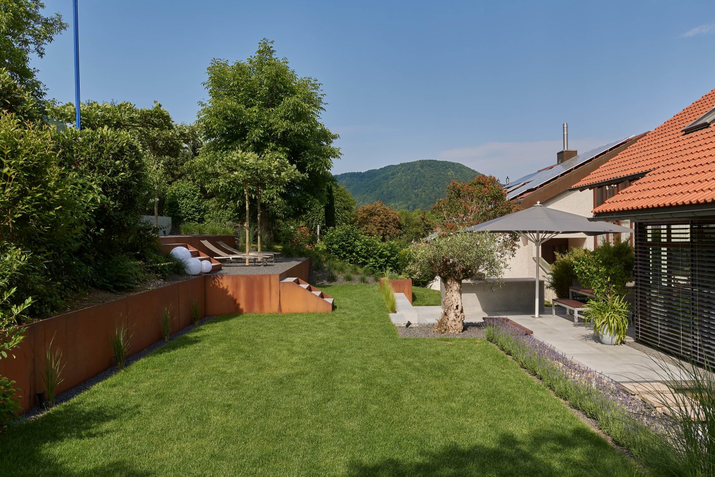 Dekton Kreta von Cosentino wurde für die großformatigen Terrassen-Platten verwendet, die Stufen und die Outdoor-Küche. Bild: Ulrich Held