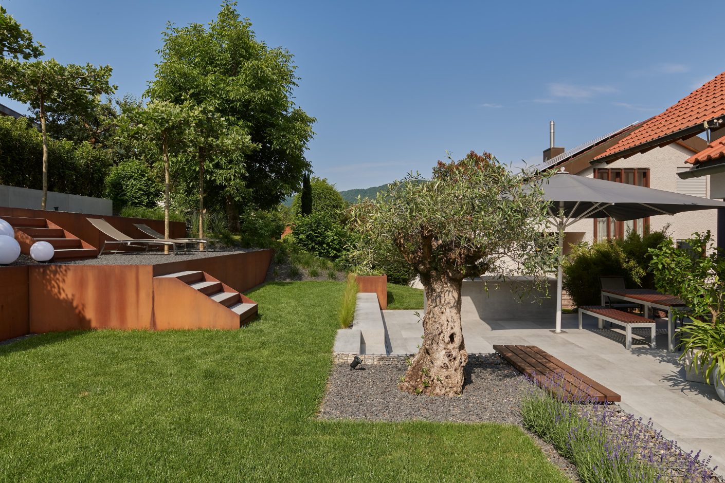 Dekton Kreta von Cosentino wurde für die großformatigen Terrassen-Platten verwendet, die Stufen und die Outdoor-Küche. Bild: Ulrich Held