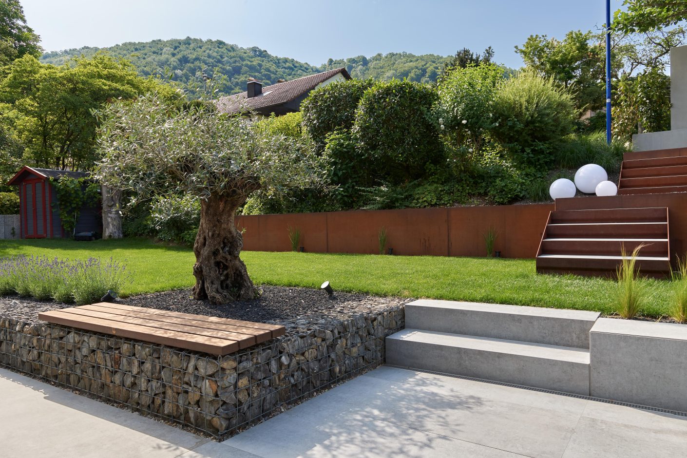 Dekton Kreta von Cosentino wurde für die großformatigen Terrassen-Platten verwendet, die Stufen und die Outdoor-Küche. Bild: Ulrich Held