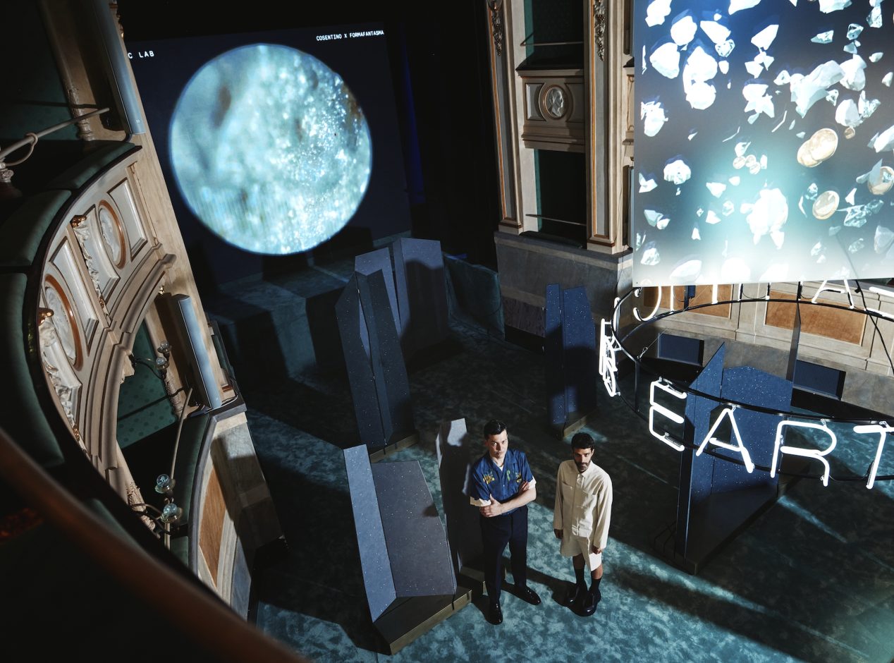 Im Mailänder Teatro Gerolamo zeigten Andrea Trimarchi und Simone Farresin von Formafantasma gemeinsam mit Cosentino, wie die Technologie hinter Silestone®XM bei der neuen Oberflächen-Kollektion EARTHIC® ein besseres Gleichgewicht zwischen Mensch und Umwelt herstellen hilft. Foto: Cosentino