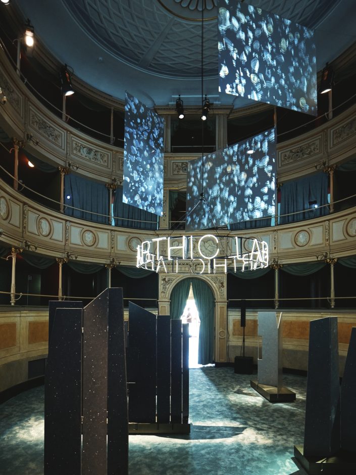 Im Mailänder Teatro Gerolamo zeigten Andrea Trimarchi und Simone Farresin von Formafantasma gemeinsam mit Cosentino, wie die Technologie hinter Silestone®XM bei der neuen Oberflächen-Kollektion EARTHIC® ein besseres Gleichgewicht zwischen Mensch und Umwelt herstellen hilft. Foto: Cosentino