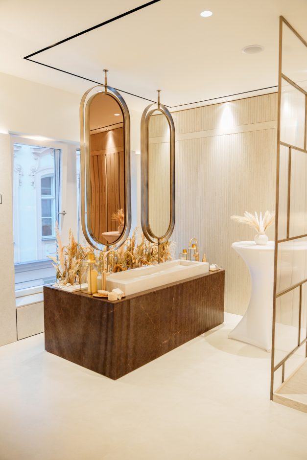 Die Steinoberflächen von Cosentino sorgen im Bad für nachhaltige Eleganz. Foto: Cosentino