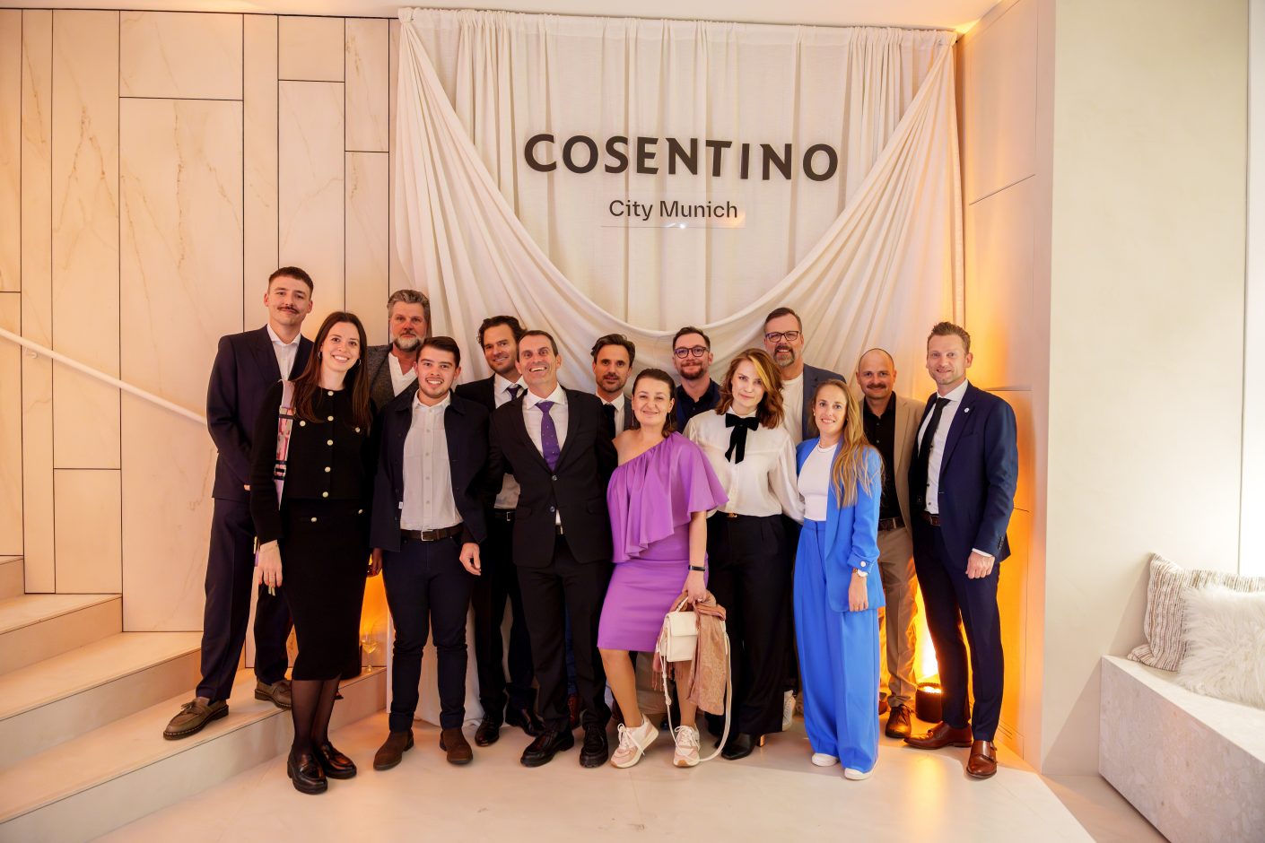 Pedro Parra, Vice President Sales Europe (6. von links) und das Team von Cosentino Deutschland. Foto: Cosentino