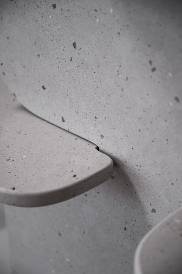 Miraculum nennt Emir Ramovic das skulpturale Regal aus Silestone FFrom01. Recycelte PET-Fragmente verleihen der hybriden Mineraloberfläche eine besondere Tiefe. Fotos: MW-Architekturfotografie für Cosentino