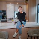 Laura Wontorra in ihrer neuen Küche. Foto: Marcel Kusch für Cosentino