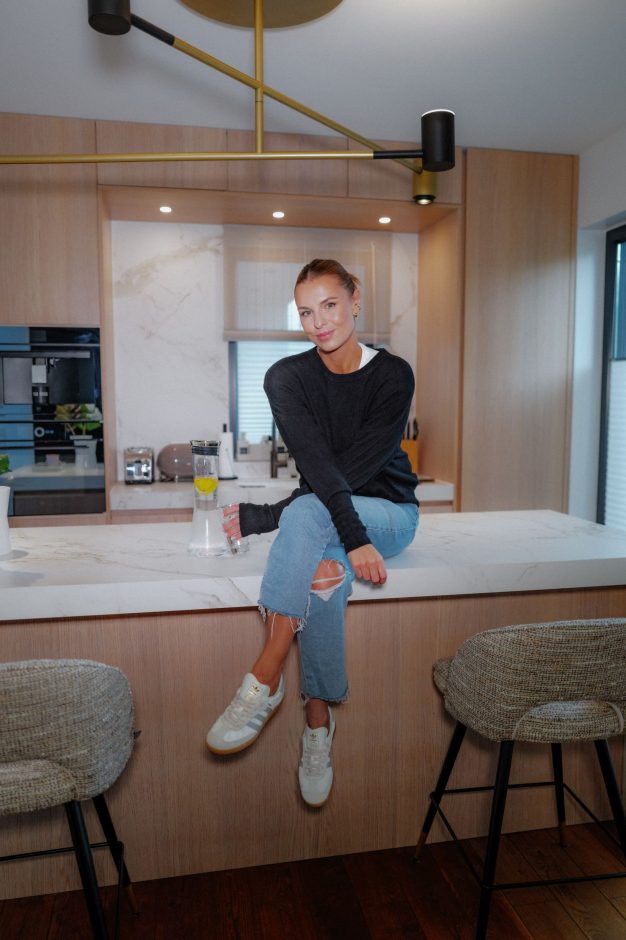 Laura Wontorra in ihrer neuen Küche. Foto: Marcel Kusch für Cosentino