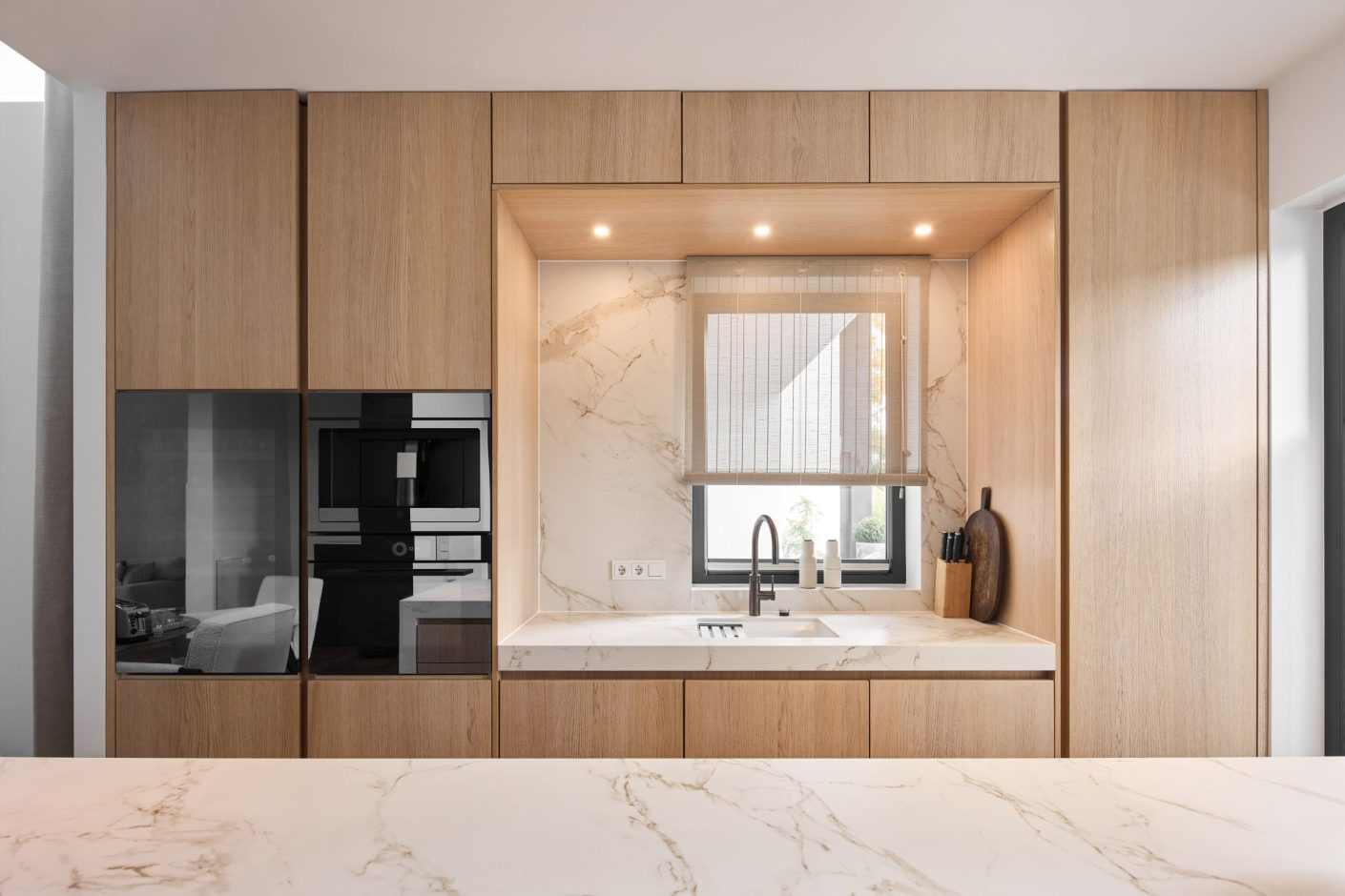 Arbeitsplatte und Wandverkleidung bestehen aus Dekton Entzo von Cosentino. Foto: Marcel Kusch für Cosentino