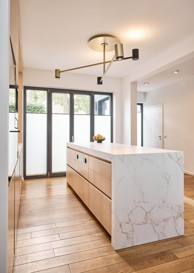 Die goldene Maserung der Dekton-Platte wurde über die Kanten und Flanken geführt. Foto: Marcel Kusch für Cosentino