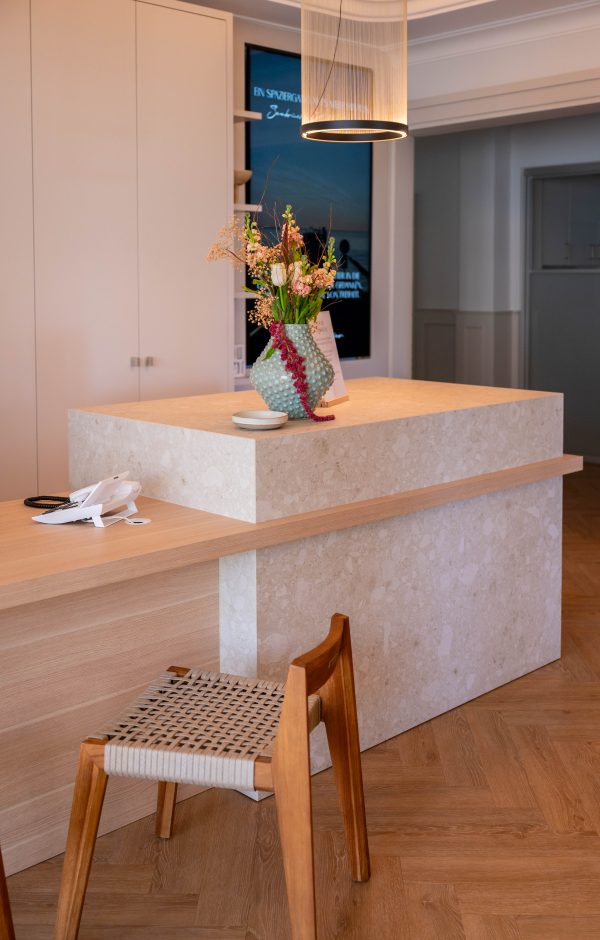 Atmosphäre zum Ankommen: Warme Töne an der Rezeption der Villa Astoria. Bildquelle: m|interior