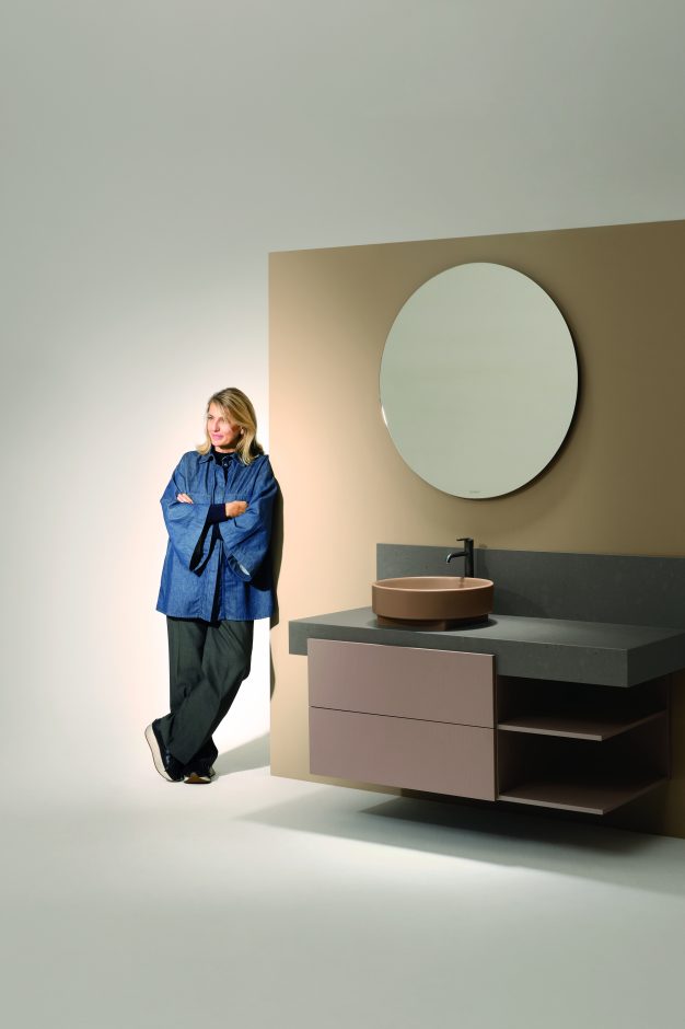 Designerin Patricia Urquiola schuf für Duravit die Bad-Serie „Balcoon“. Foto: Duravit AG